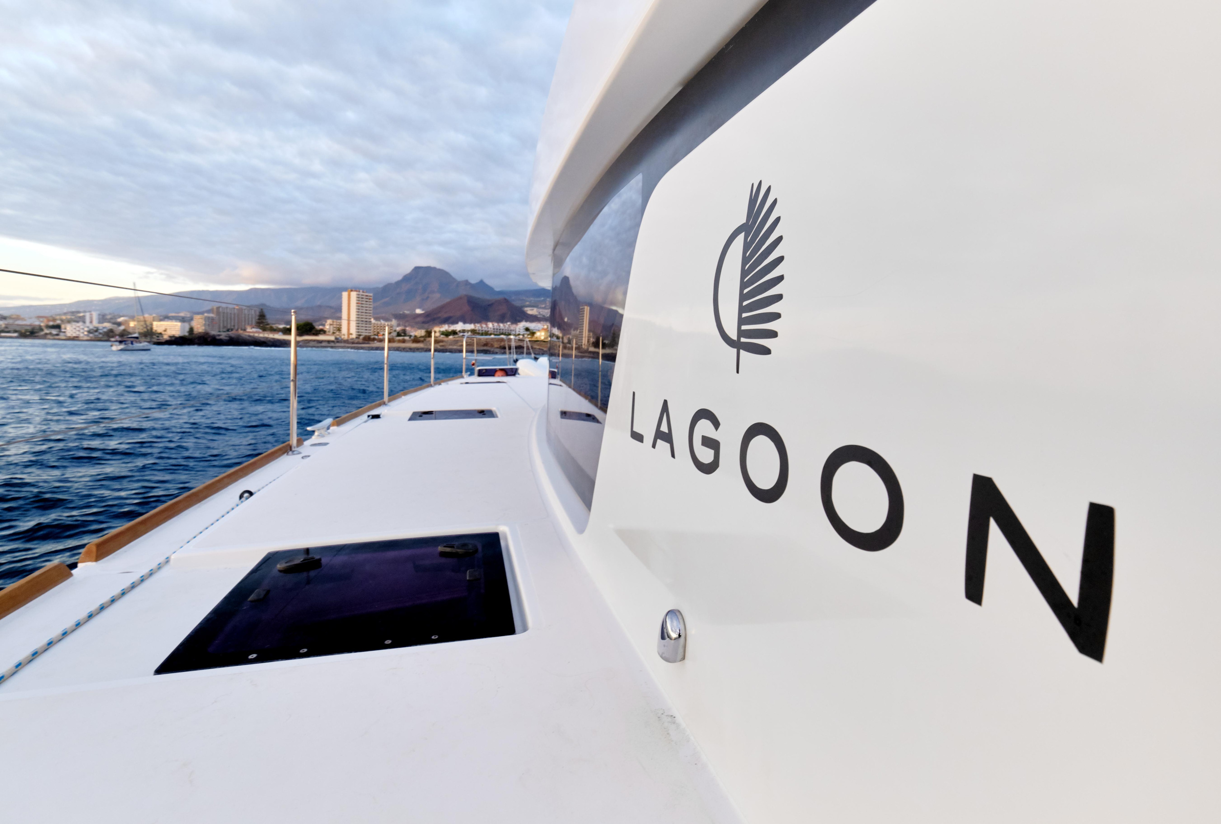 Photo #70 - Lagoon 52F (Neptuno) en Talamanca - 11182