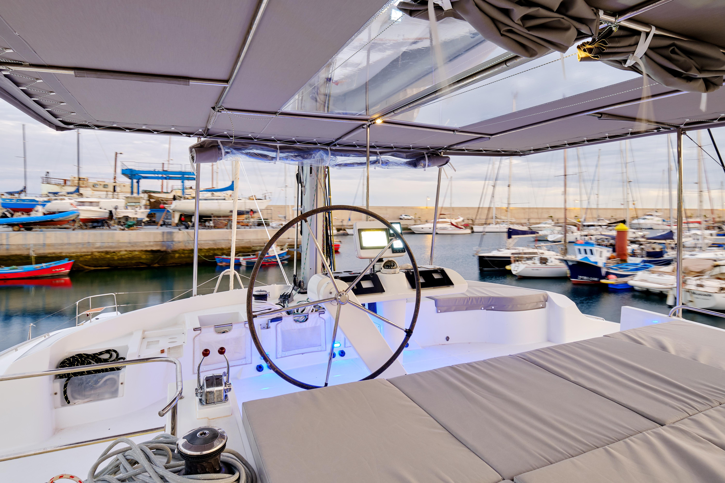 Photo #5 - Lagoon 52F (Neptuno) en Talamanca - 11182