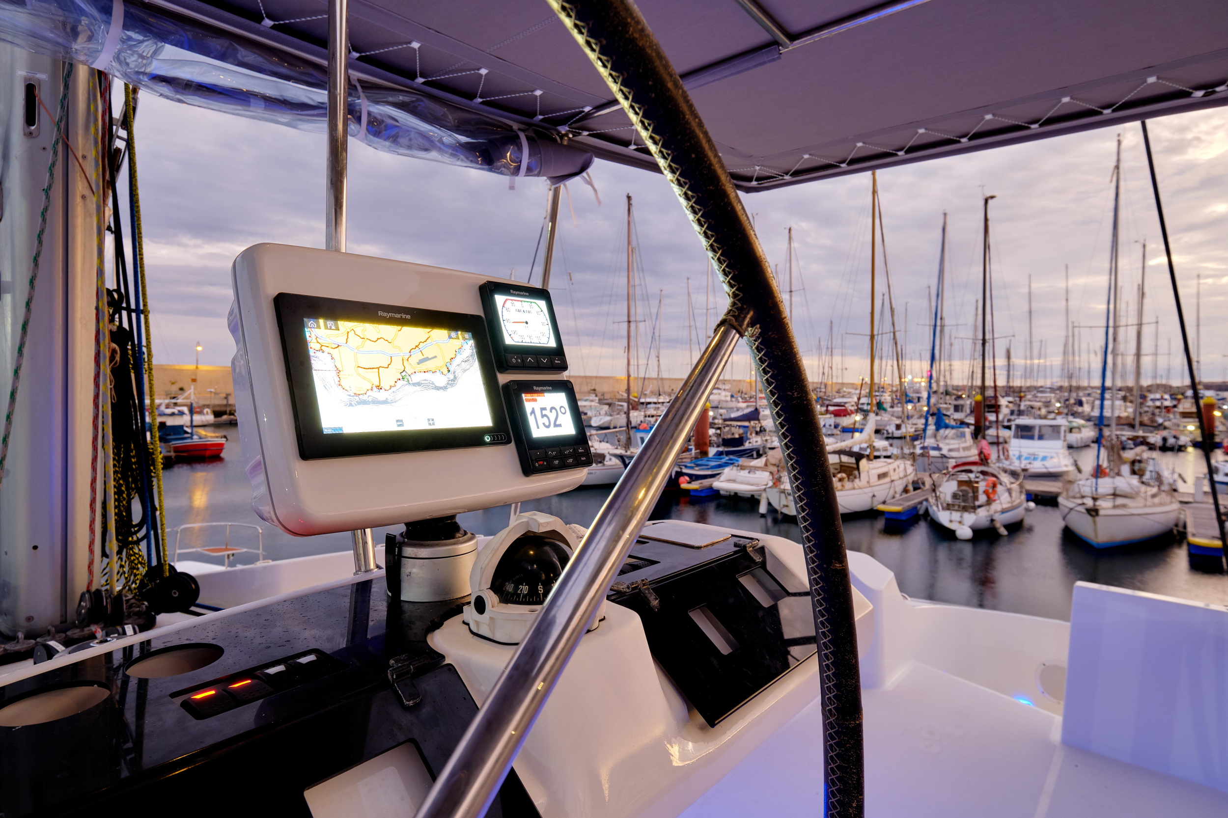 Photo #28 - Lagoon 52F (Neptuno) en Talamanca - 11182
