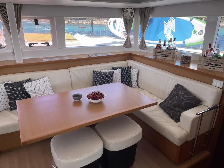 Lagoon 450 Fly (GREY GOOSE) Interior image - 5