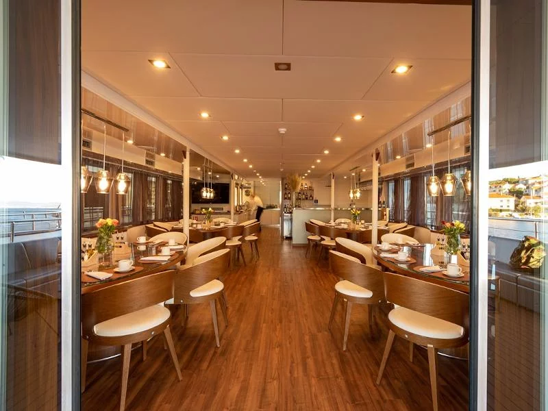 Motoryacht YOLO (Yolo) Interior image - 18