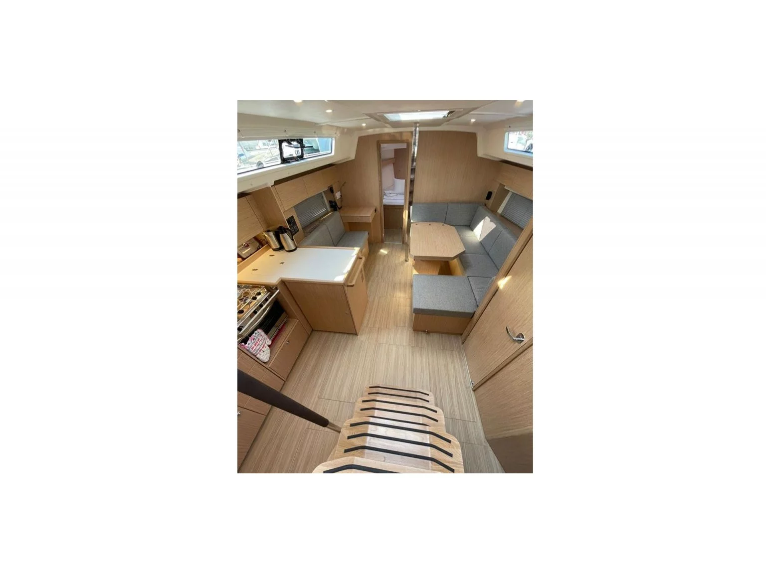 Bavaria C42 (Donuha) Interior image - 3