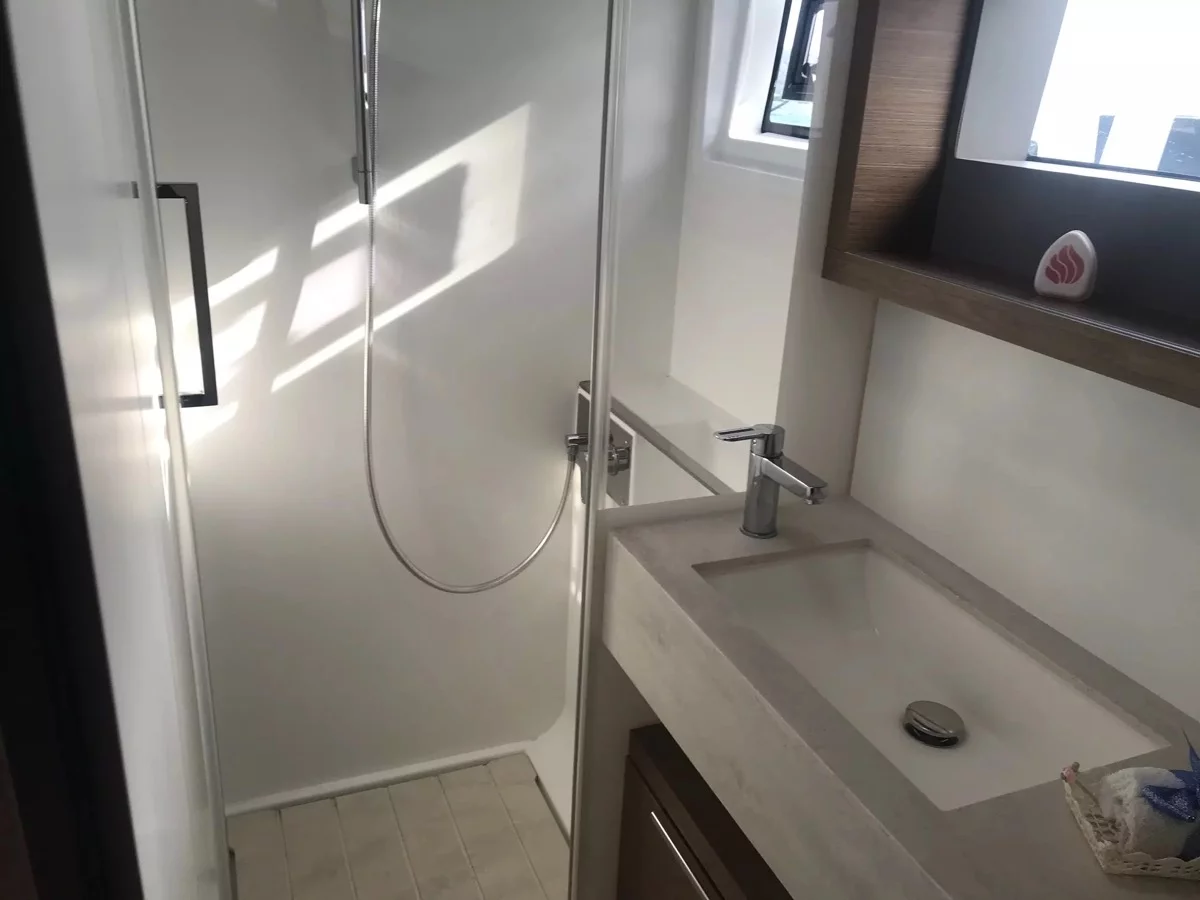 Lagoon 50 (Baten Kaitos II (, WM, , Tender Lift, Inverter))  - 15