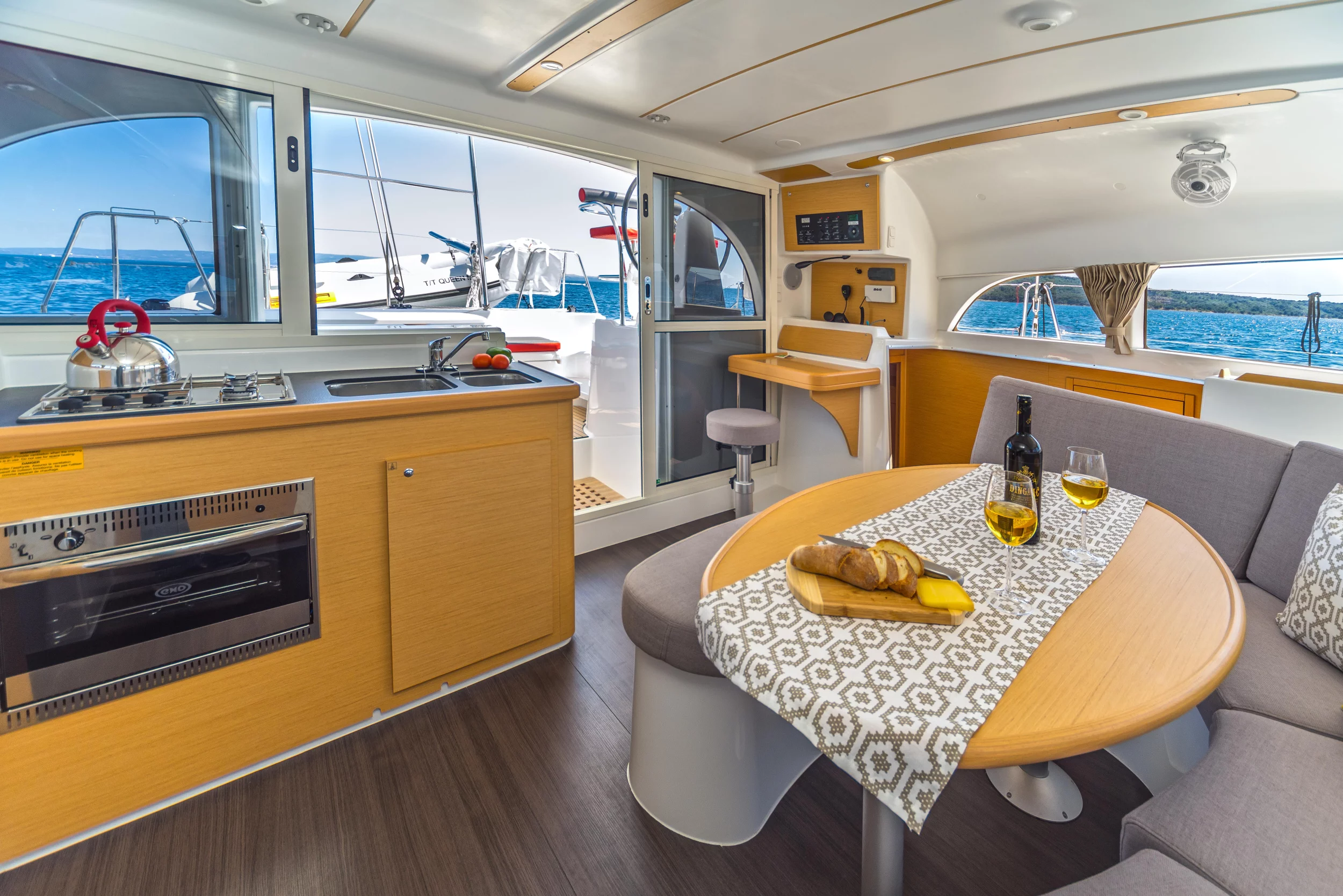 Lagoon 380 (Queen Mia)  - 4
