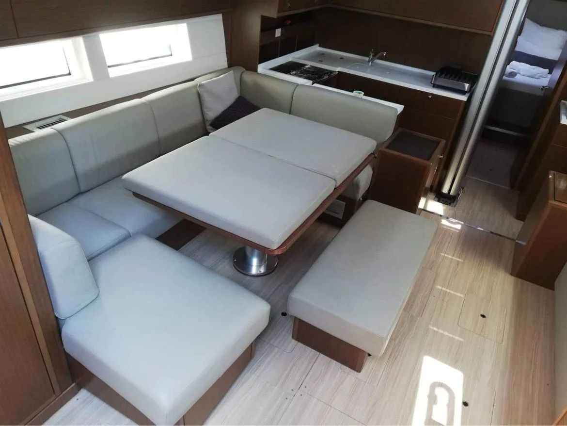 Bavaria C57 Style (Pinot Blanc) Interior image - 10