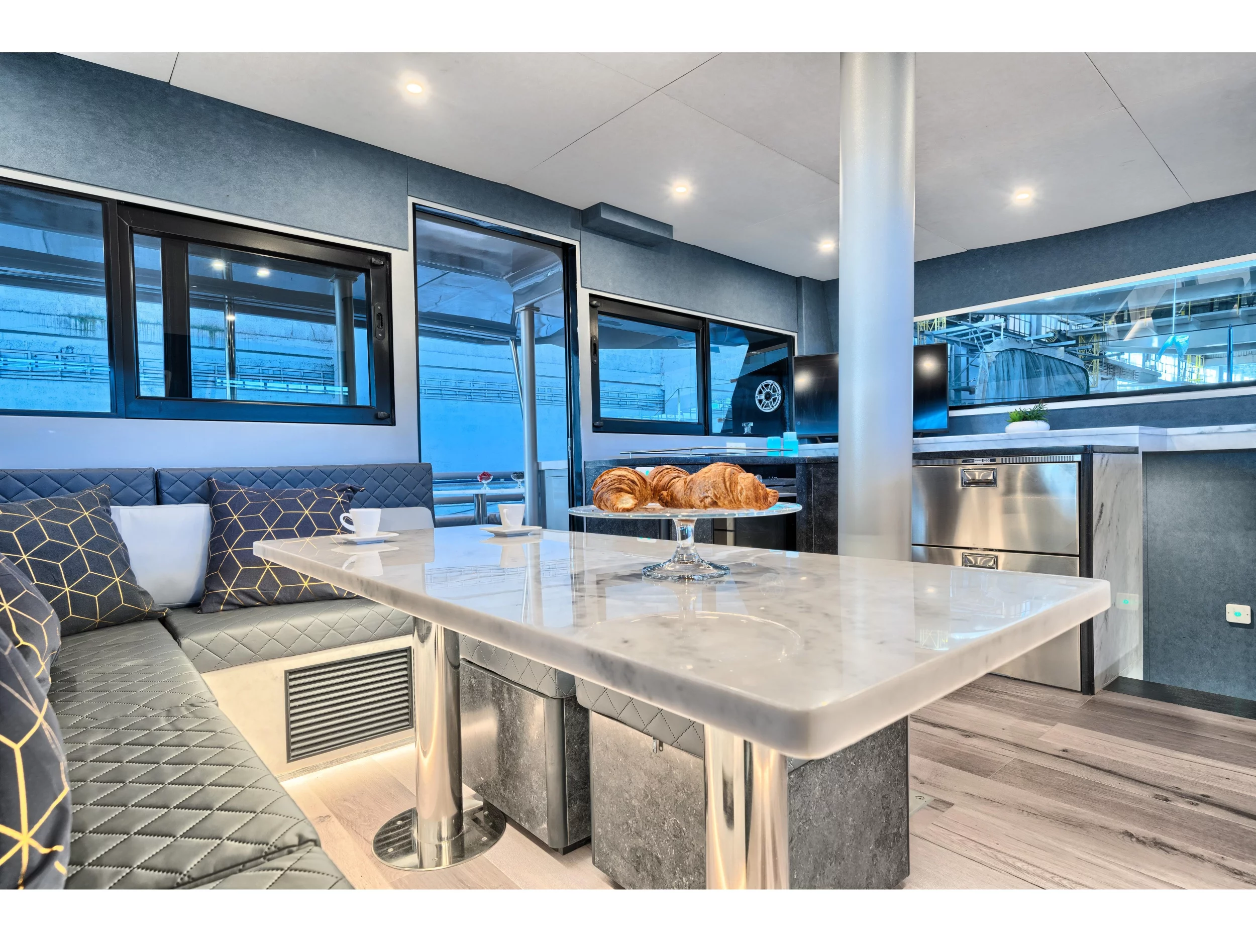 Luna 49 (KATAMARAN) Interior image - 11