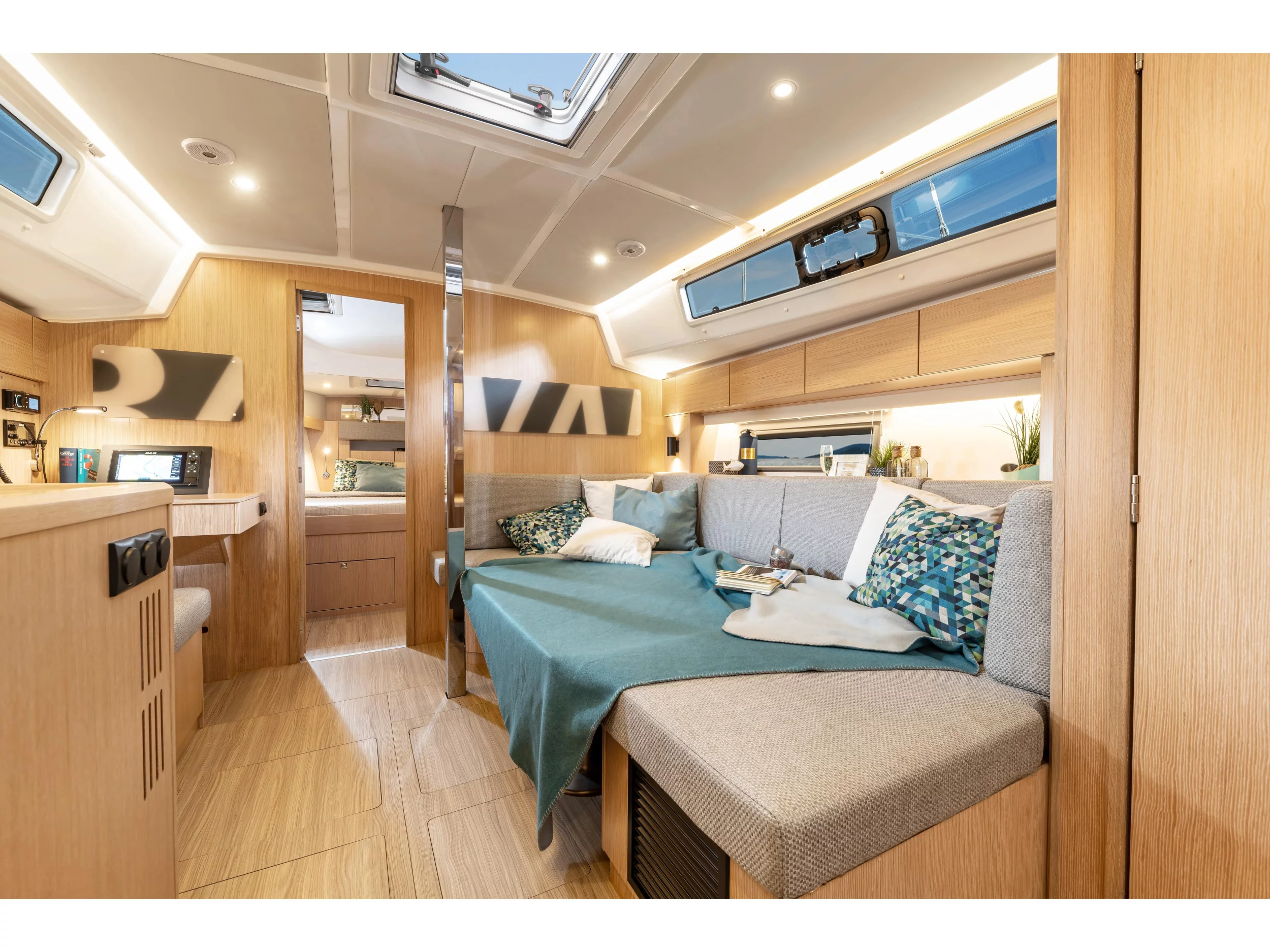 Bavaria C42 (Supereva) Interior image - 5