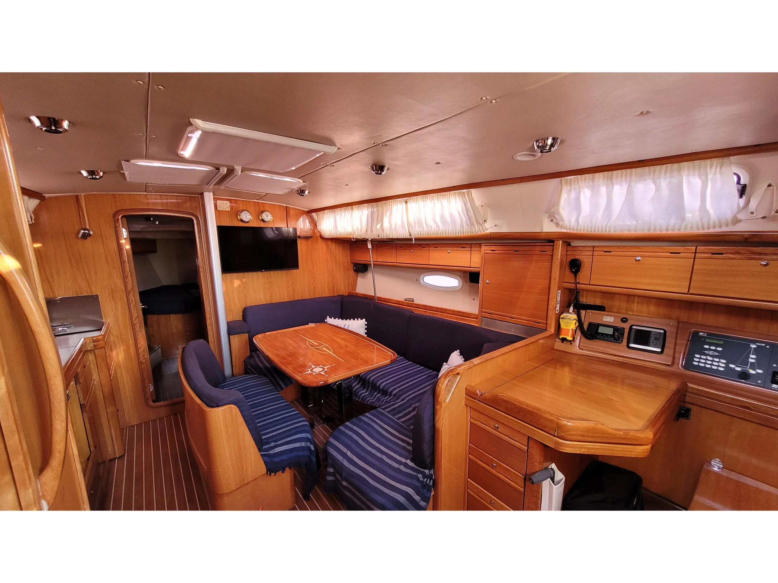 Bavaria 40 (Black Pearl) Interior image - 13