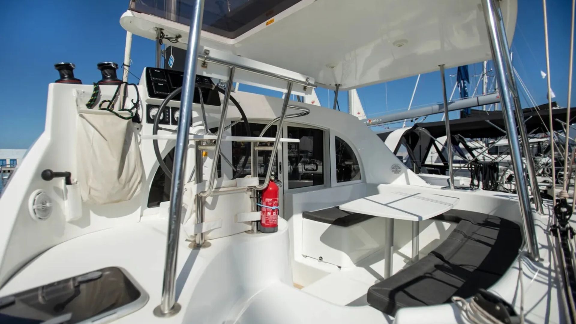 Lagoon 380 — photo 10