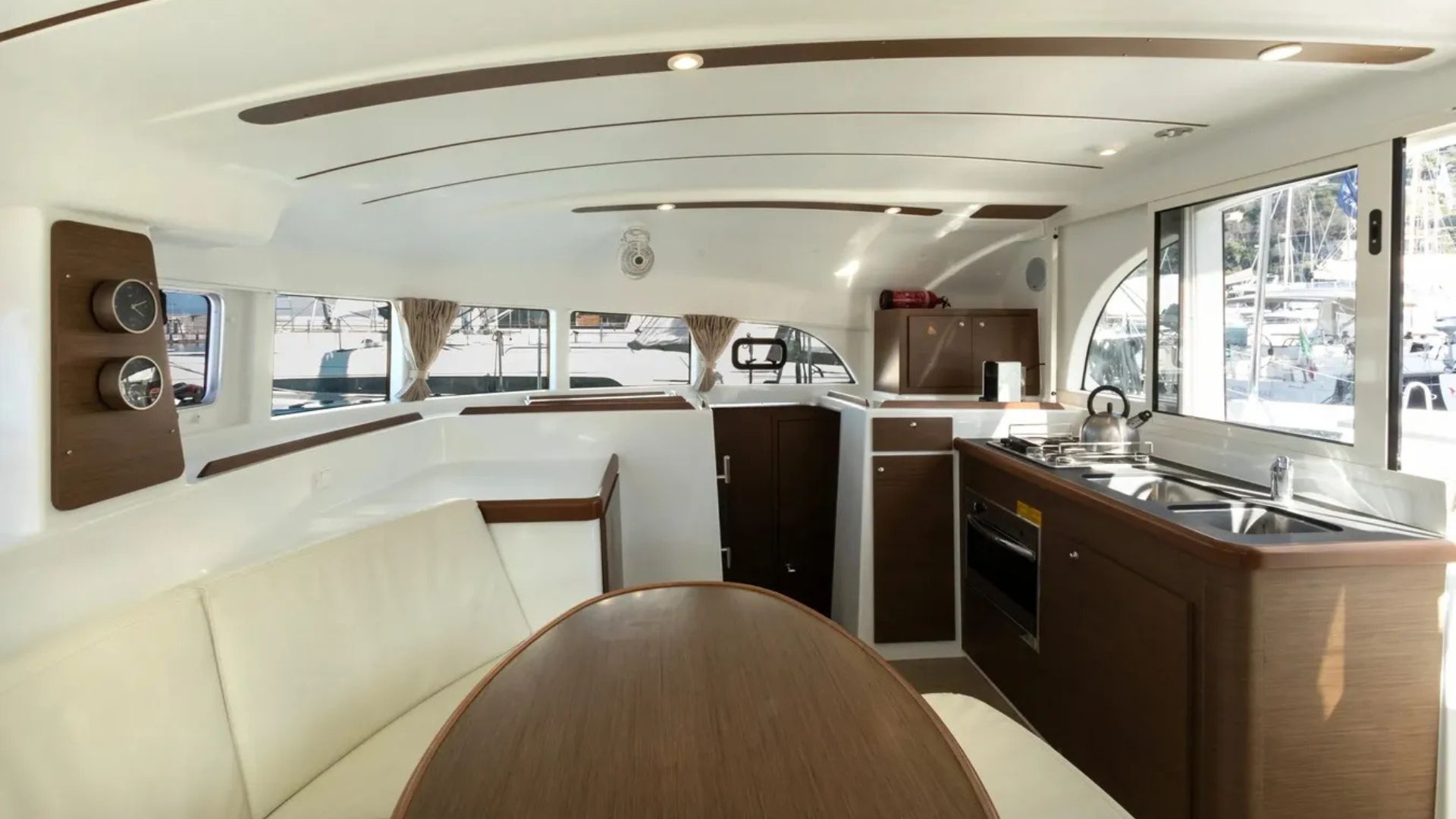 Lagoon 380 — photo 12