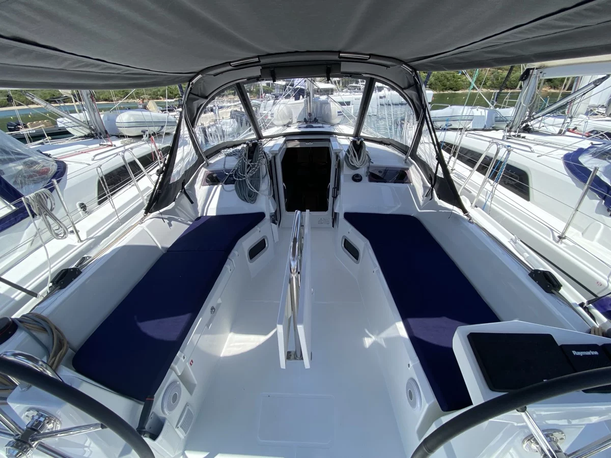 Oceanis 34.1 (Domino)  - 13