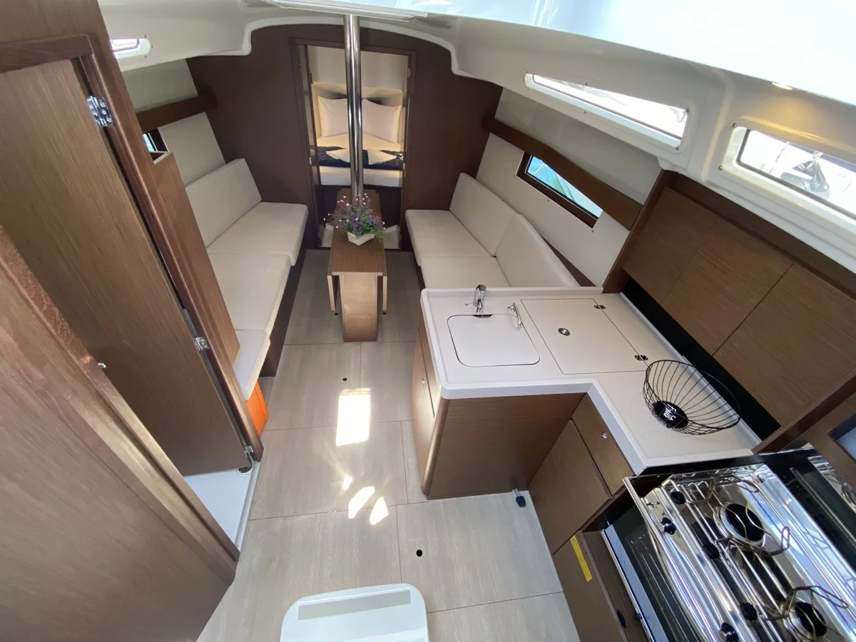 Oceanis 34.1 (Domino)  - 18