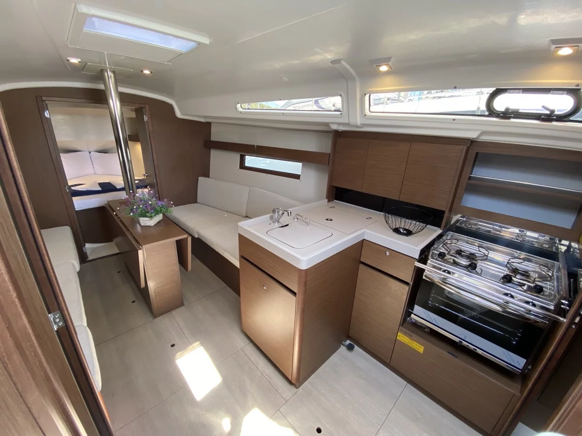 Oceanis 34.1 (Domino)  - 7