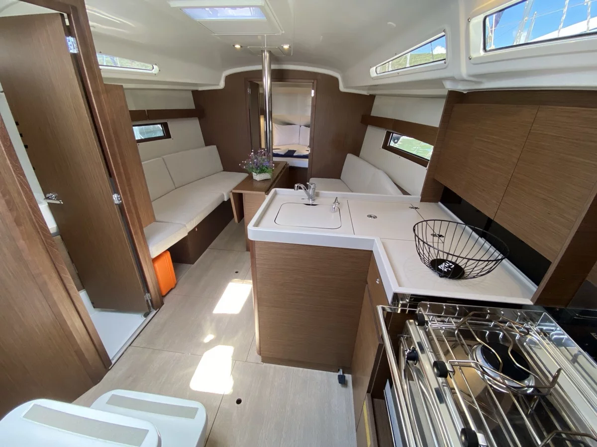 Oceanis 34.1 (Domino)  - 6
