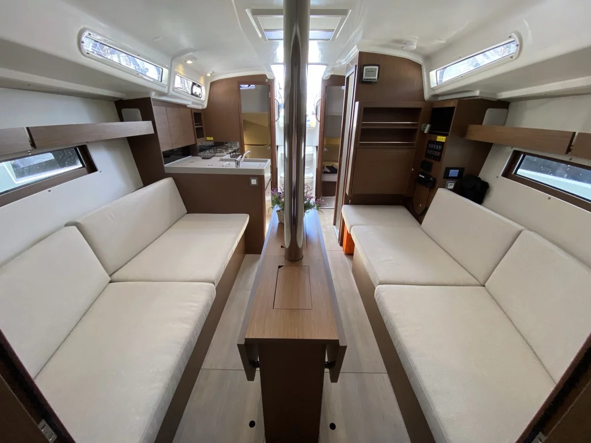 Oceanis 34.1 (Domino)  - 9