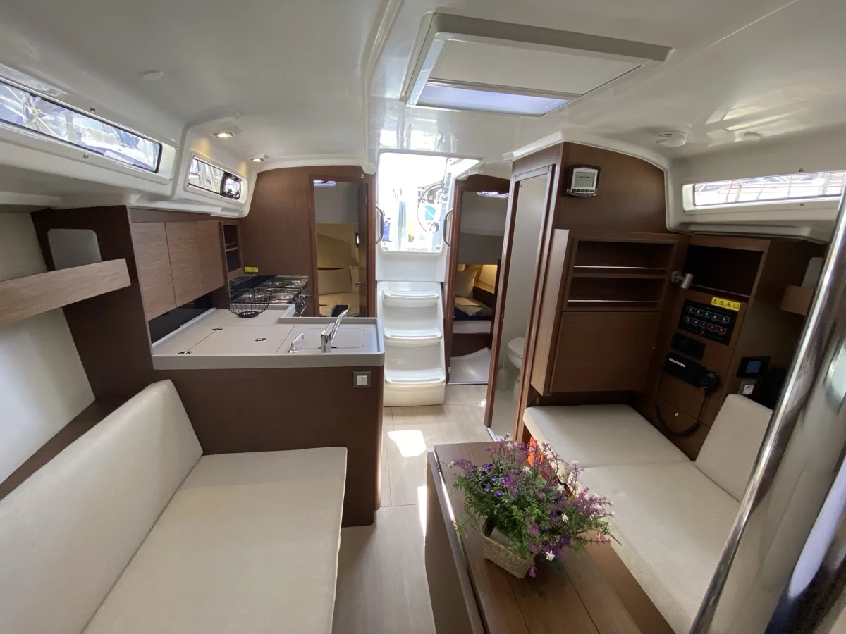 Oceanis 34.1 (Domino)  - 8