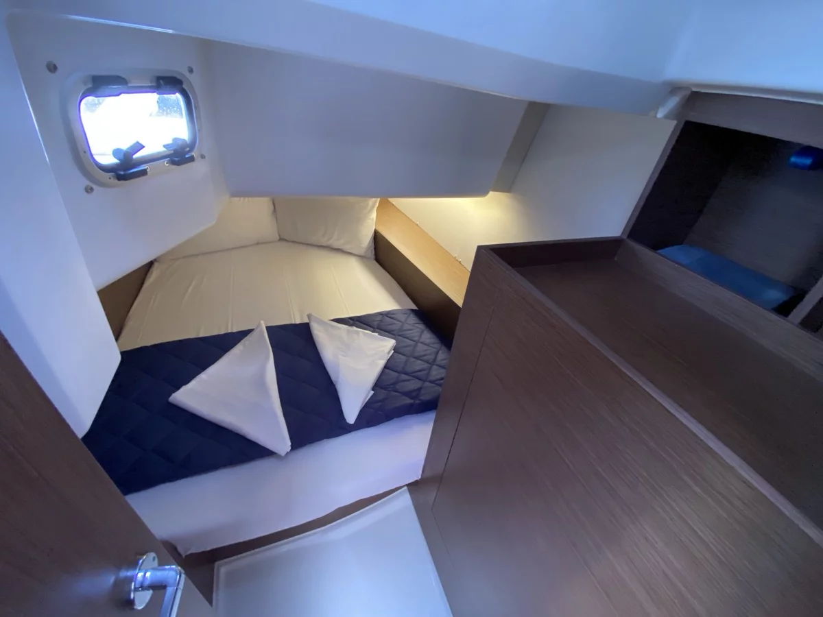 Oceanis 34.1 (Domino)  - 10