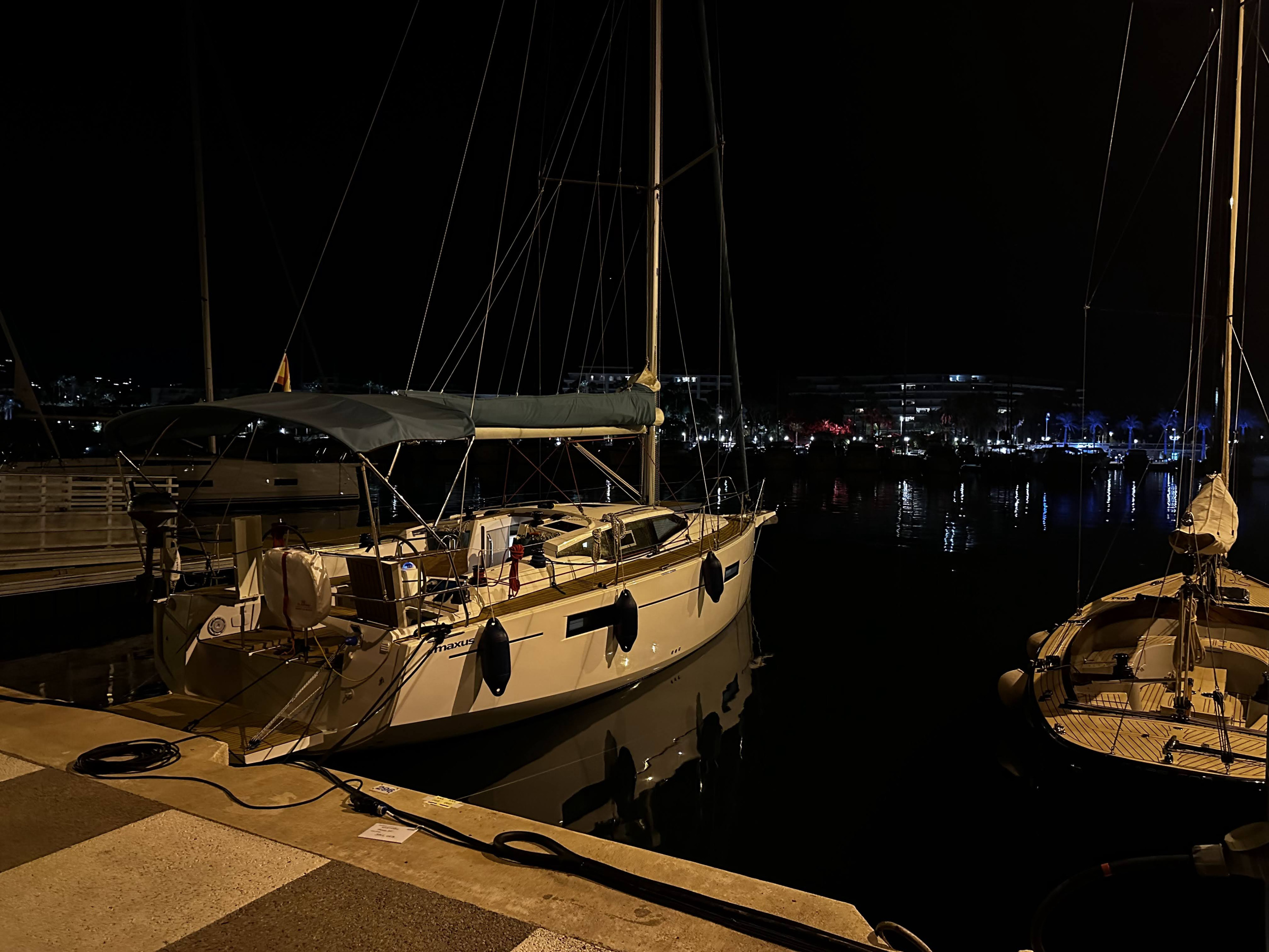 Photo #59 - Maxus 35 (see with our base extra options availability as Air Conditioned) (Angelmiles 2) in Valencia - 21116