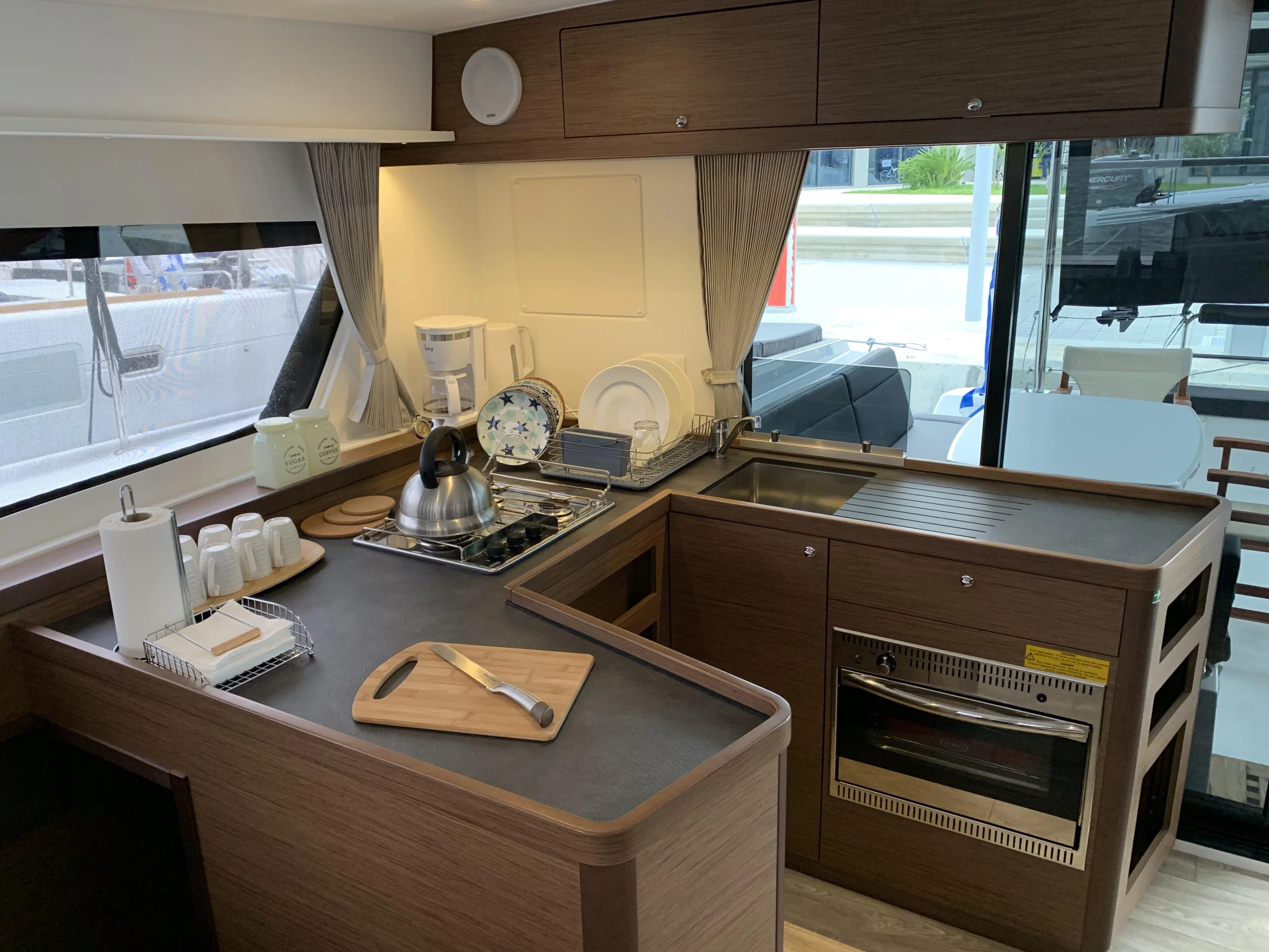 Lagoon 42 (Majorelle Blue | watermaker) Interior image - 3