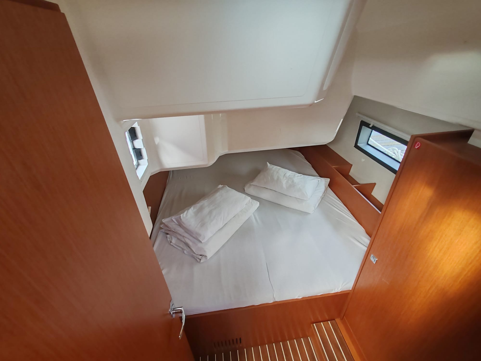 Bavaria C42 — photo 11