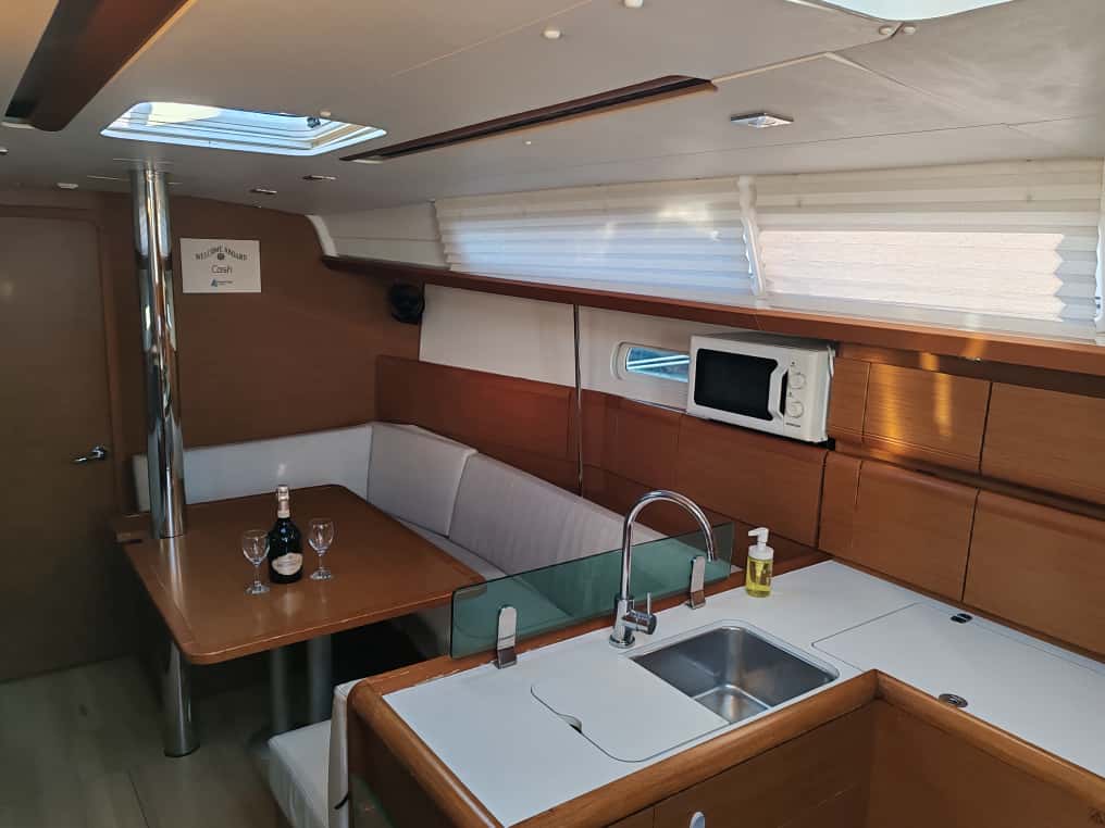 Sun Odyssey 389 — photo 8