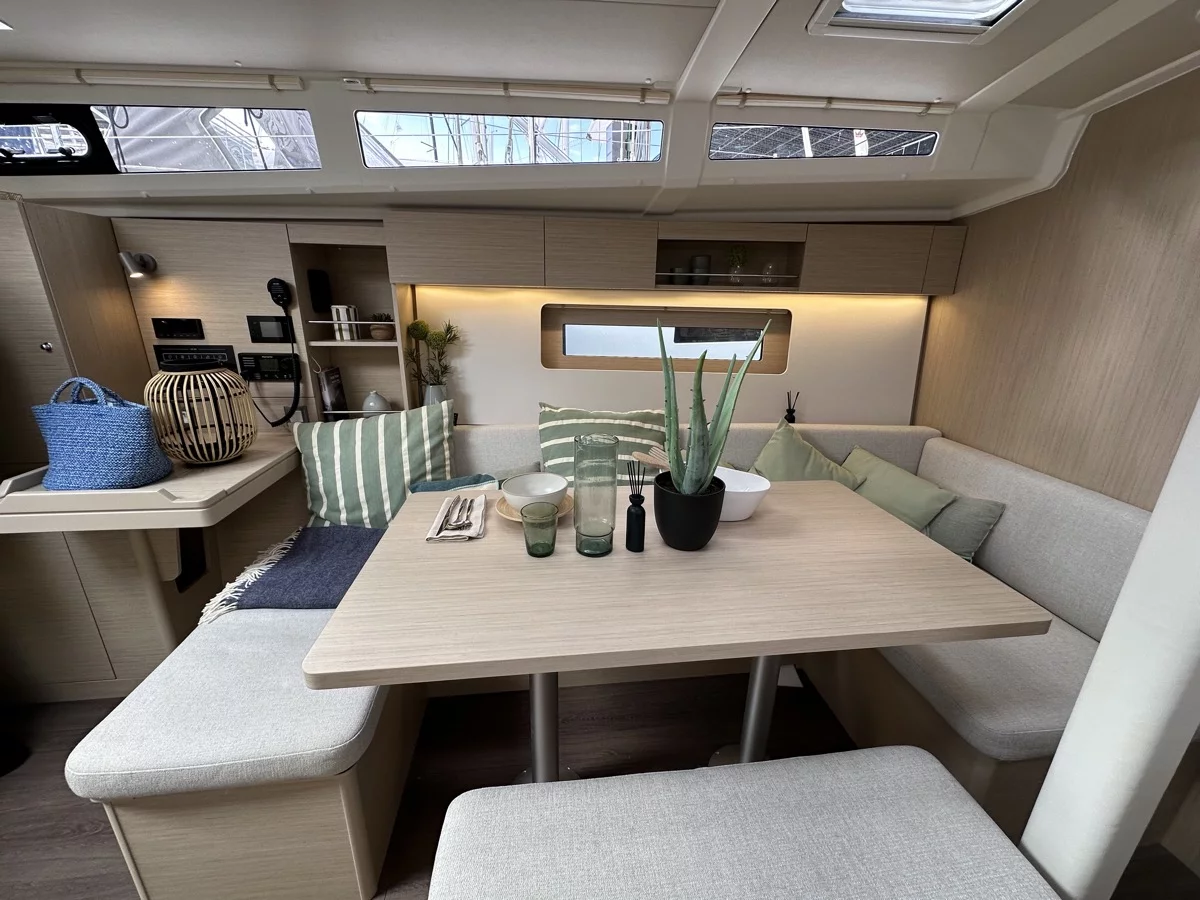 Oceanis 37.1 (Aquarius) Interior image - 1