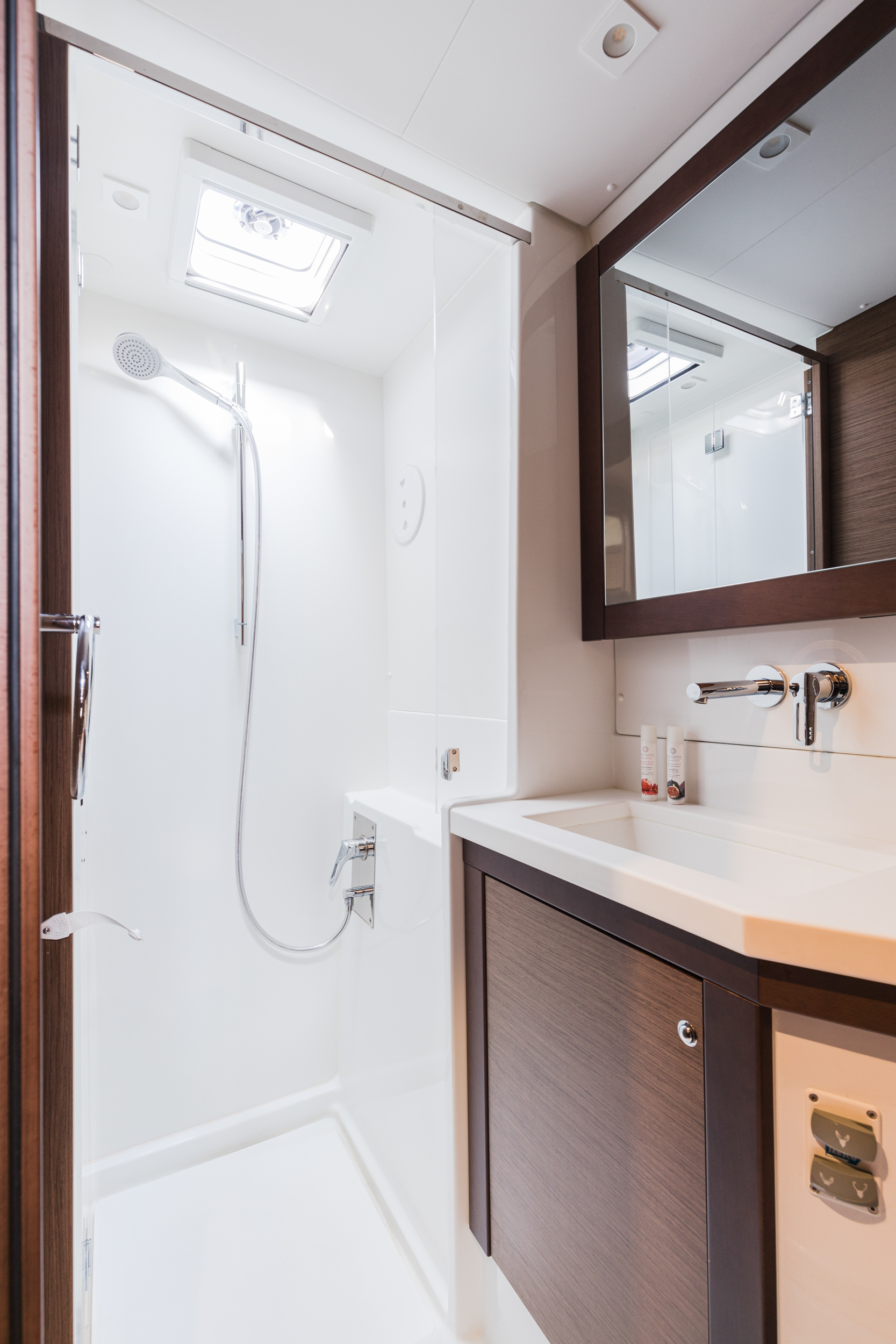 Photo #3 - Lagoon 450 Flybridge (Myrto |, Gen, Watermaker, 12 pax) en Athènes - 11858