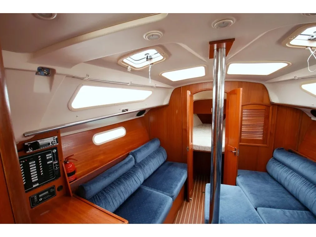 Hunter 320 (Cami 3) Interior image - 5