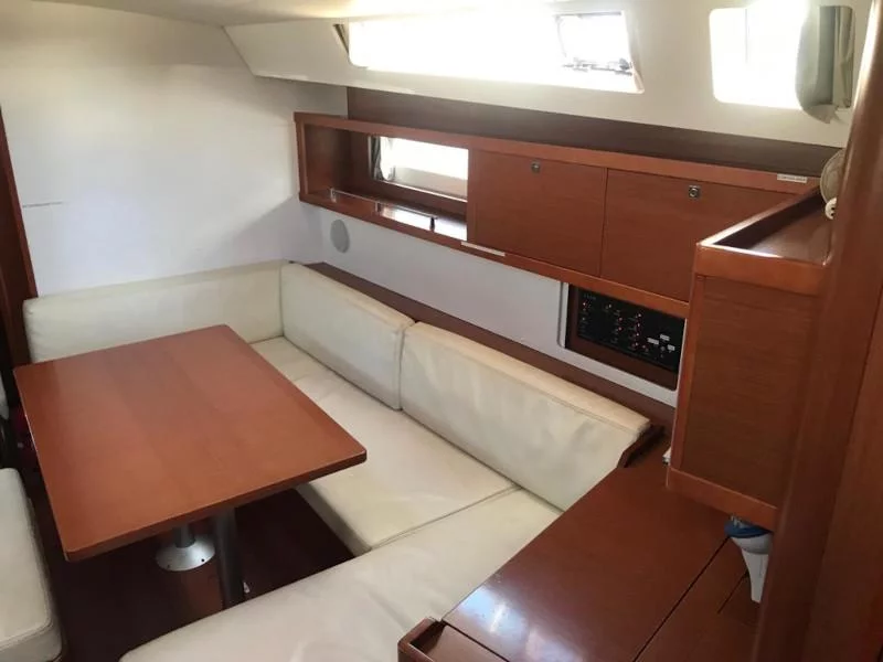 Oceanis 45-4 (Alboran Gin Tonic (Majorca)) Interior image - 9