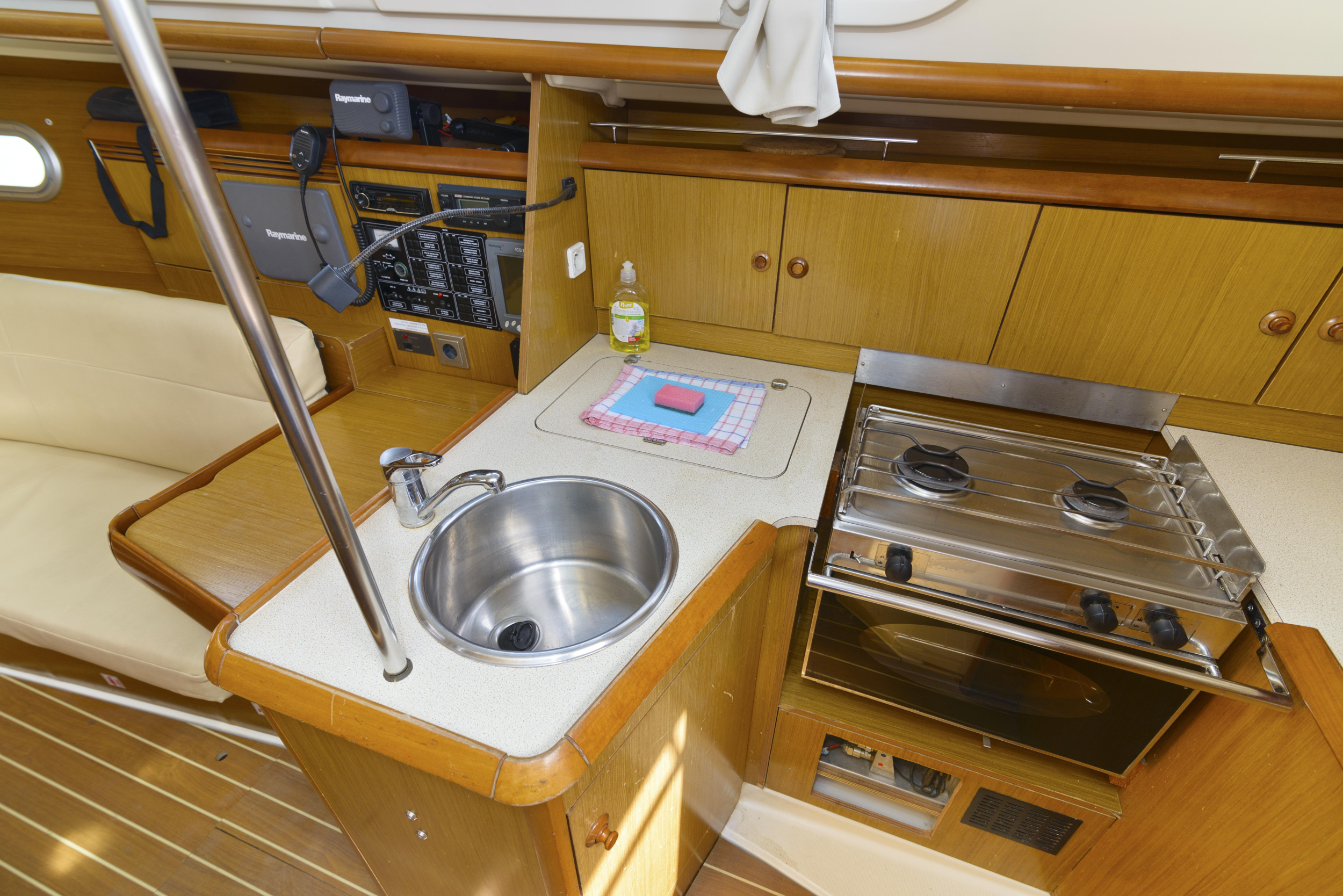 Photo #9 - Sun Odyssey 32 (Carmen) in Murter - 23805