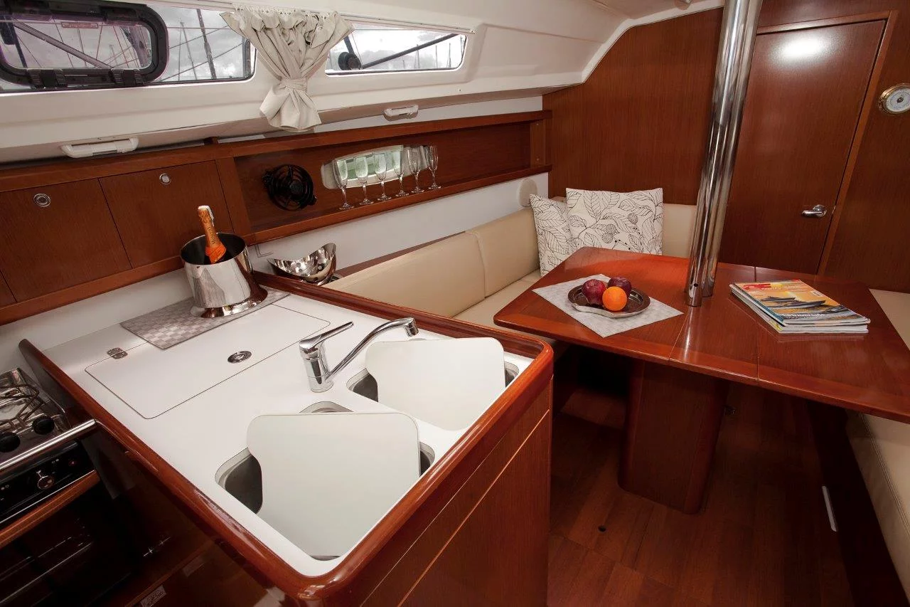 Oceanis 31 (Moody Blues)  - 6