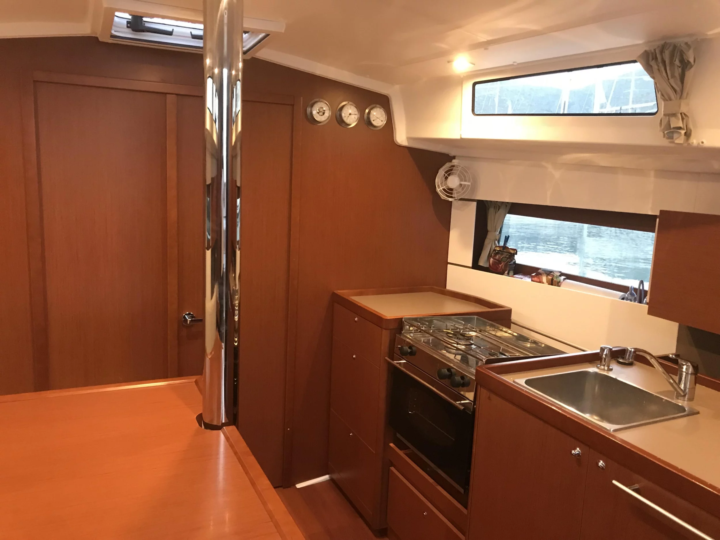 Oceanis 38.1 (Baby Dory) Interior image - 3