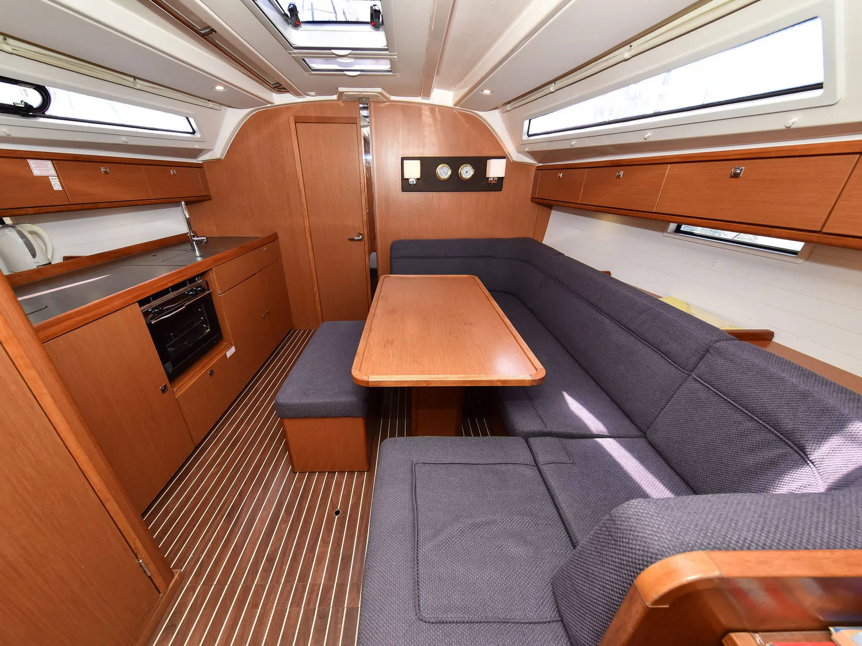 Bavaria Cruiser 41 (CHILL BILL) Interior image - 4