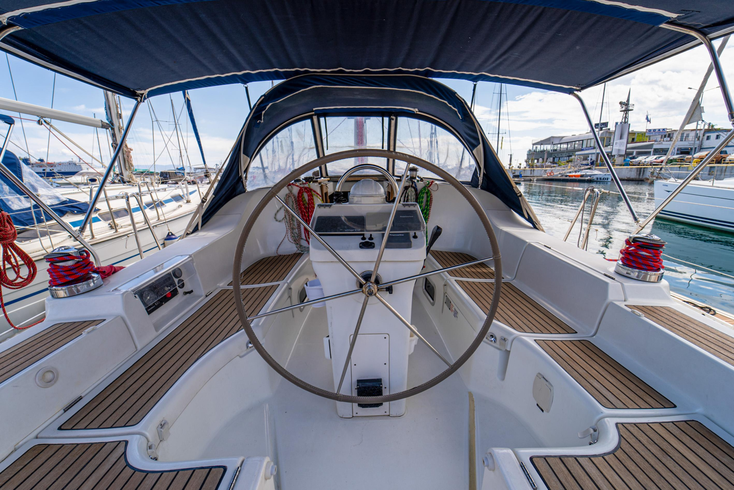 Photo #2 - Oceanis 393 Clipper (Aeolian Too (Solar, heating, Plotter)) en Kavala - 13590