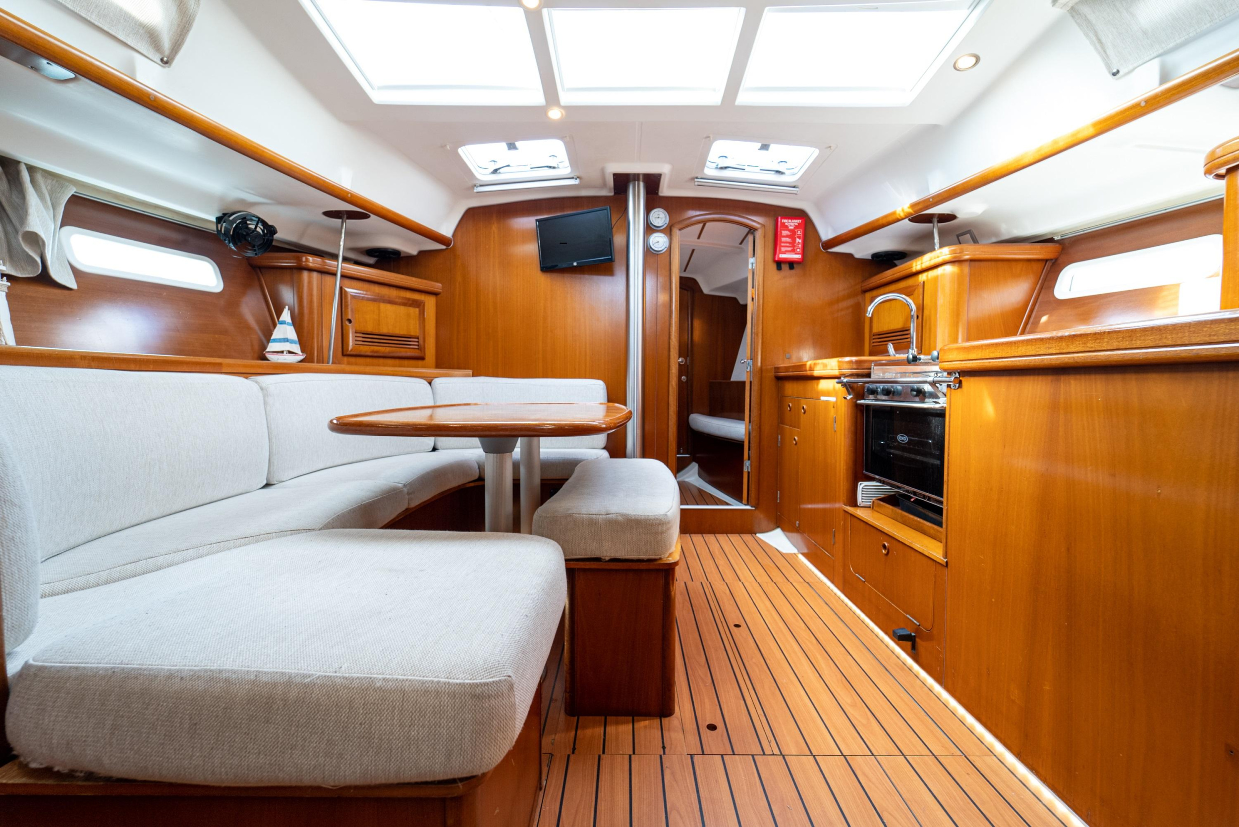 Photo #8 - Oceanis 393 Clipper (Aeolian Too (Solar, heating, Plotter)) en Kavala - 13590