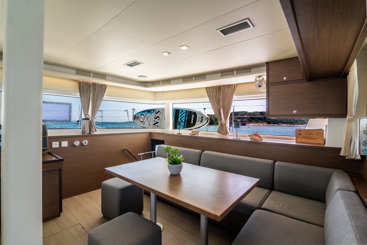 Photo #34 - Lagoon 52F (5 cab) (Big Mama (AC, WM, , Inverter, Tender Lift)) en Portisco - 8541