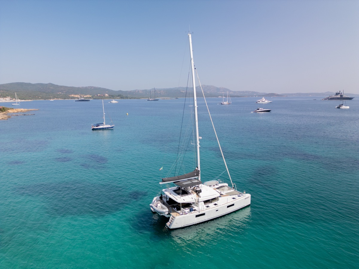 Photo #6 - Lagoon 52F (5 cab) (Big Mama (AC, WM, , Inverter, Tender Lift)) en Portisco - 8541