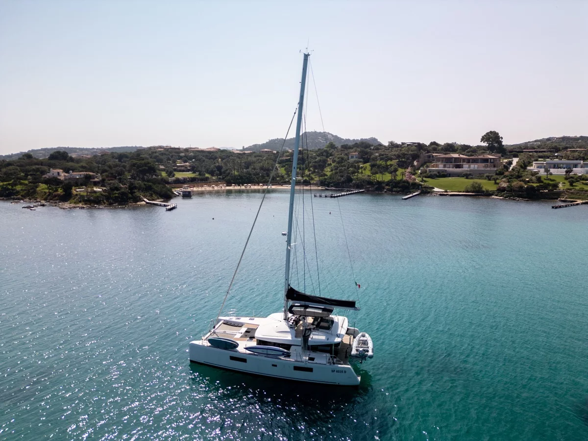 Lagoon 52F (5 cab) (Big Mama (AC, WM, , Inverter, Tender Lift))  - 25
