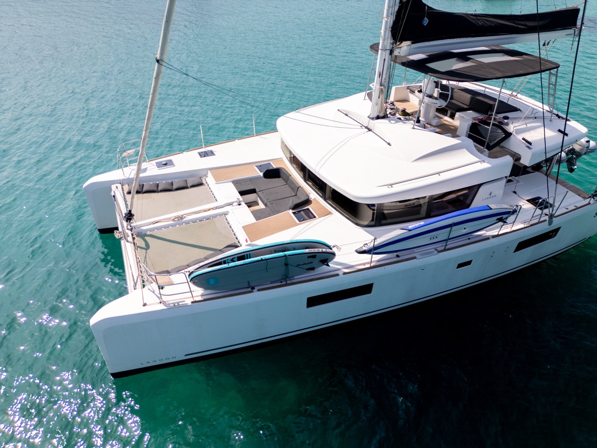 Photo #66 - Lagoon 52F (5 cab) (Big Mama (AC, WM, , Inverter, Tender Lift)) en Portisco - 8541