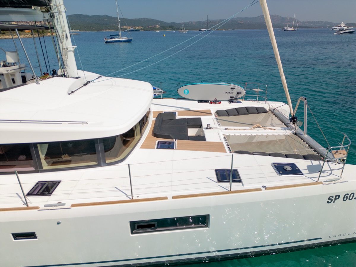 Photo #10 - Lagoon 52F (5 cab) (Big Mama (AC, WM, , Inverter, Tender Lift)) en Portisco - 8541