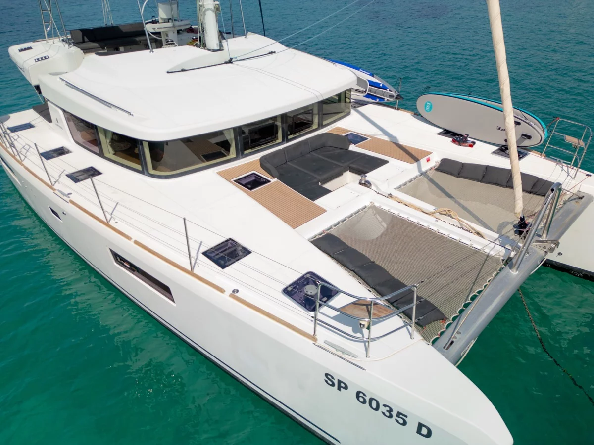 Lagoon 52F (5 cab) (Big Mama (AC, WM, , Inverter, Tender Lift))  - 55