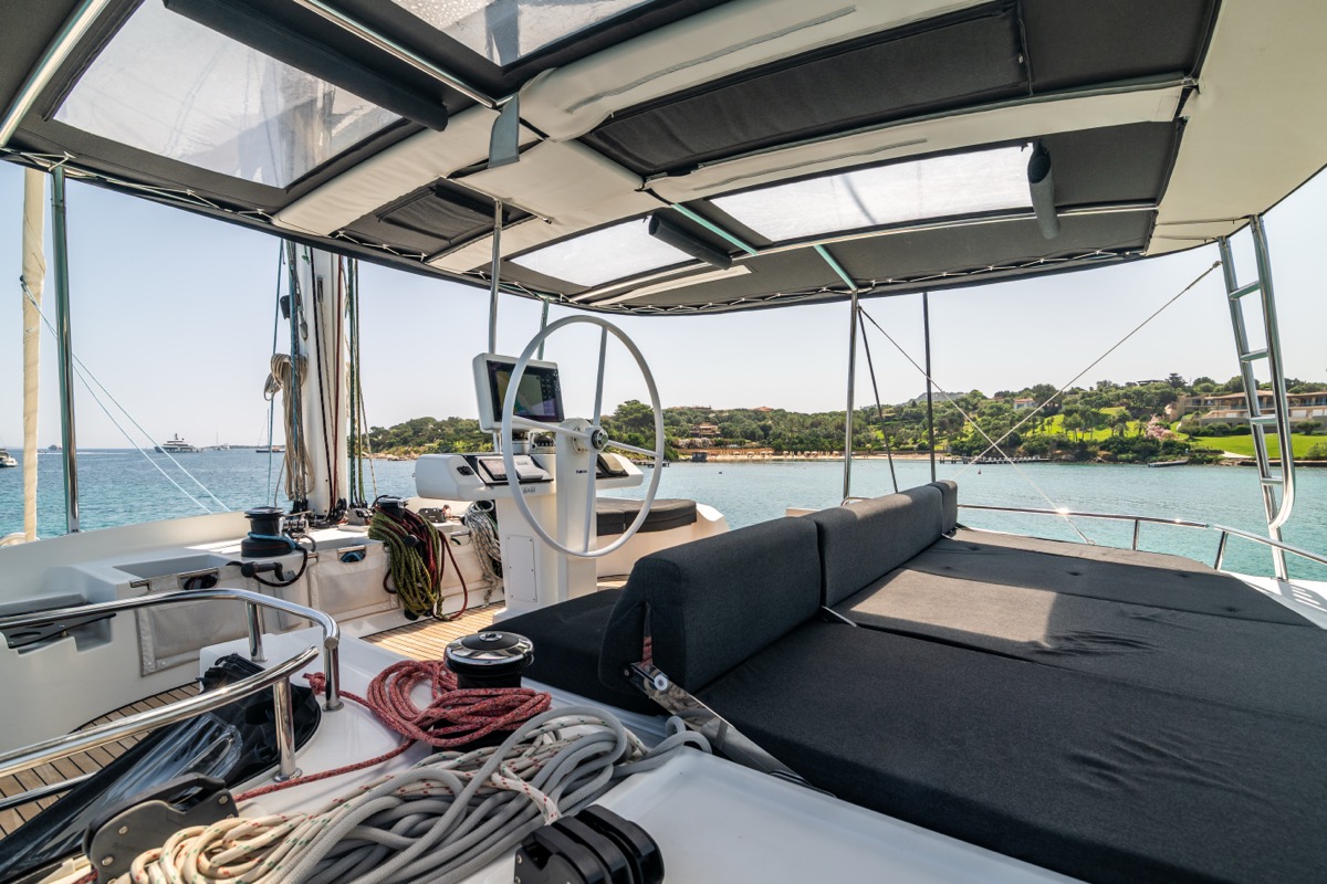 Photo #55 - Lagoon 52F (5 cab) (Big Mama (AC, WM, , Inverter, Tender Lift)) en Portisco - 8541
