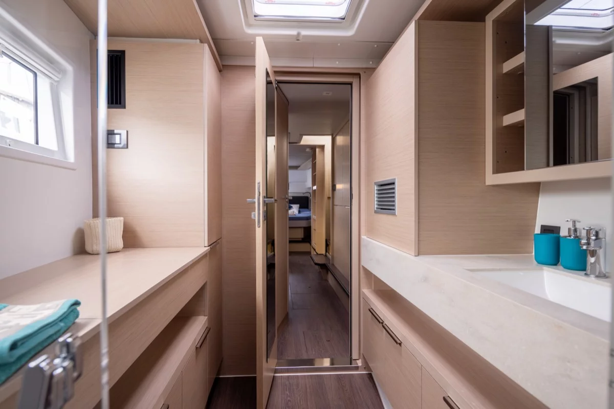 Lagoon 46 (3 CAB) (Deep Blue)  - 14