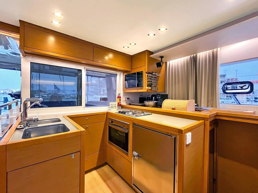 Lagoon 450 Fly — photo 9