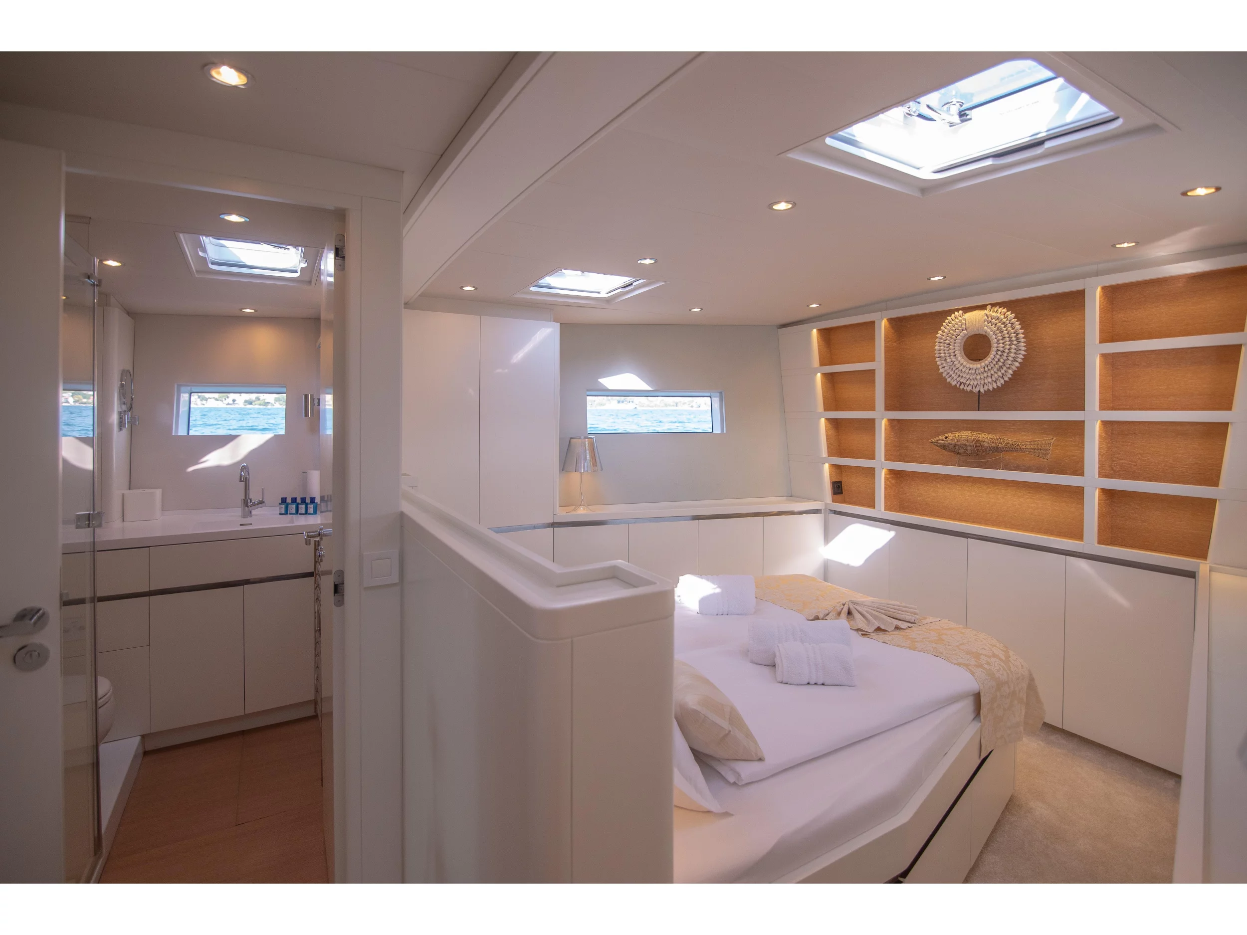 CNB 76 (BUBBLES) Interior image - 13