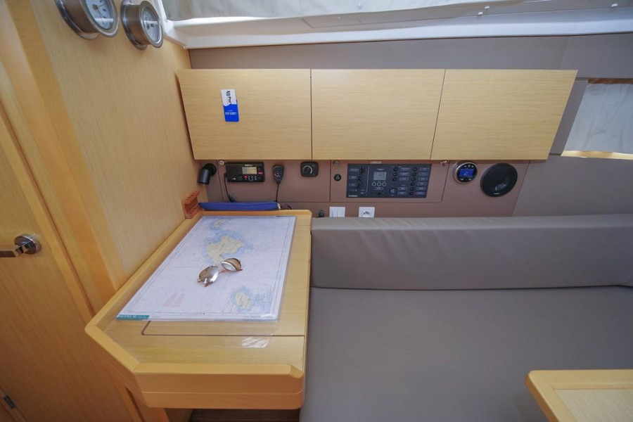 Oceanis 38 — photo 28