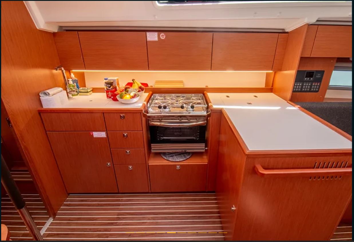 Bavaria C42 — photo 5