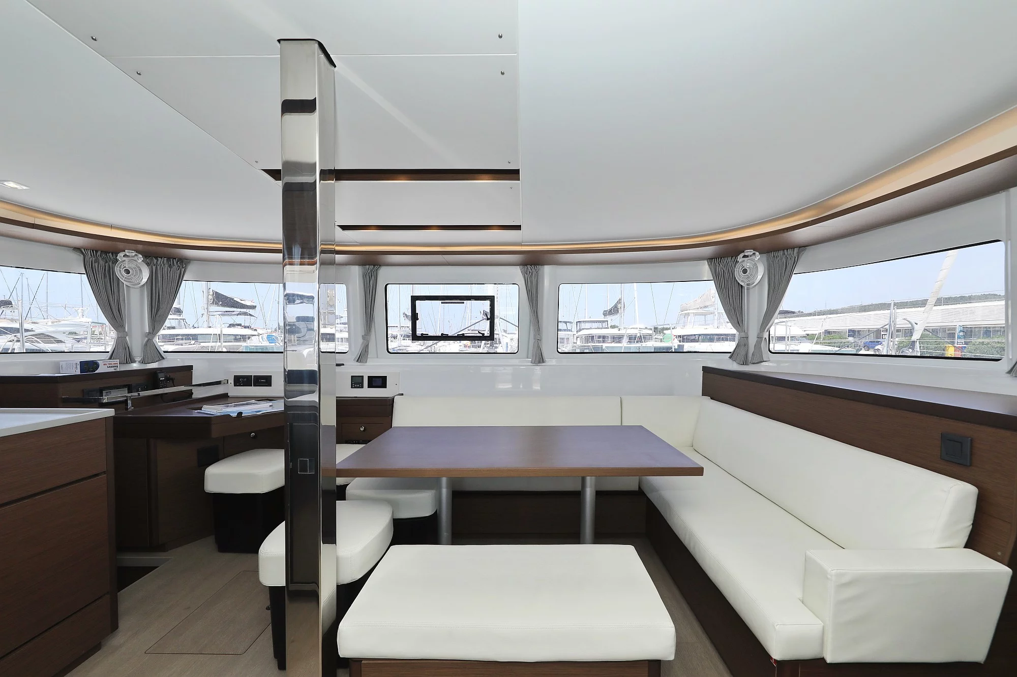 Lagoon 46 (WHITE PEARL)  - 1