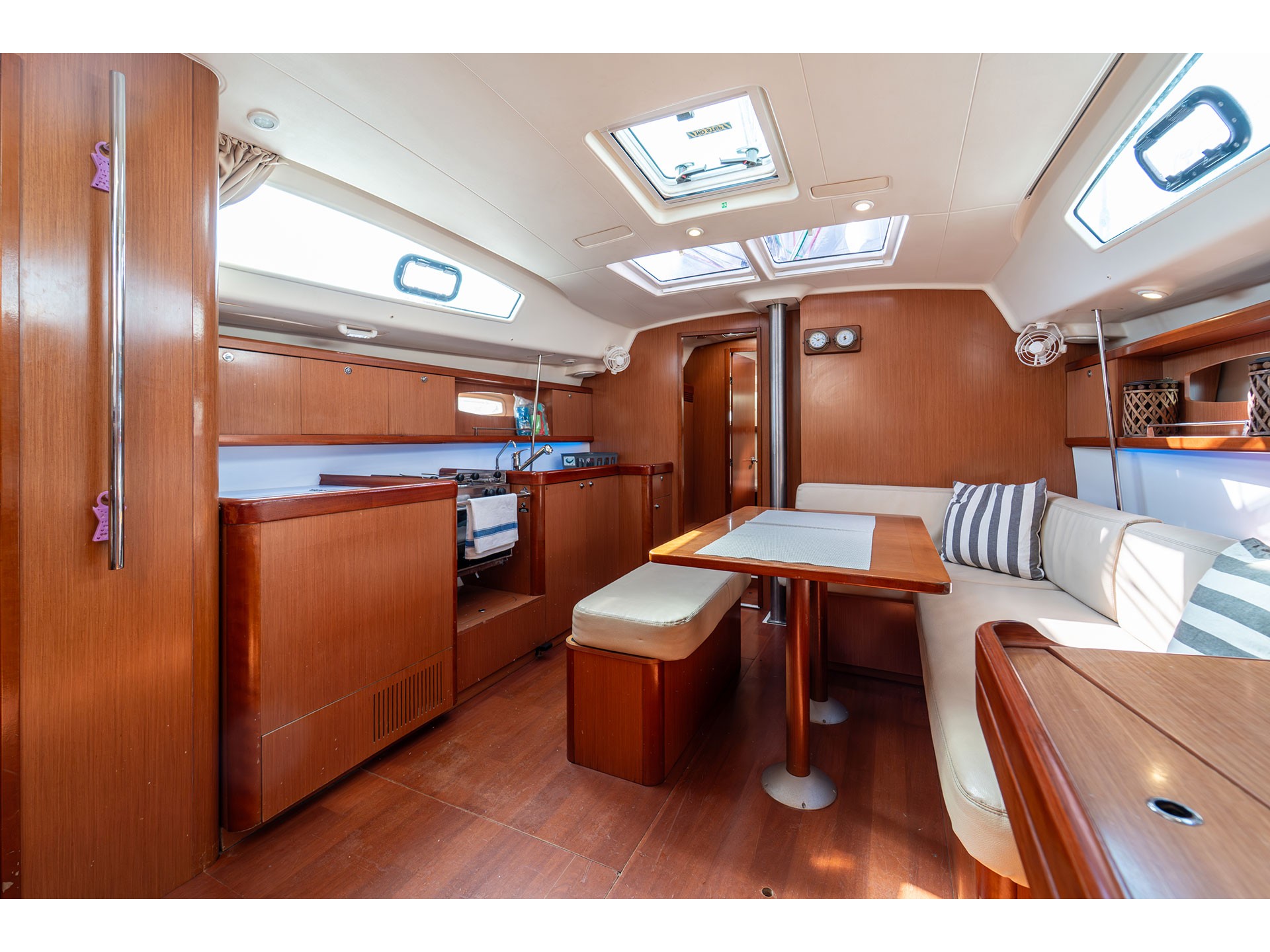 Beneteau Oceanis 43 — photo 10