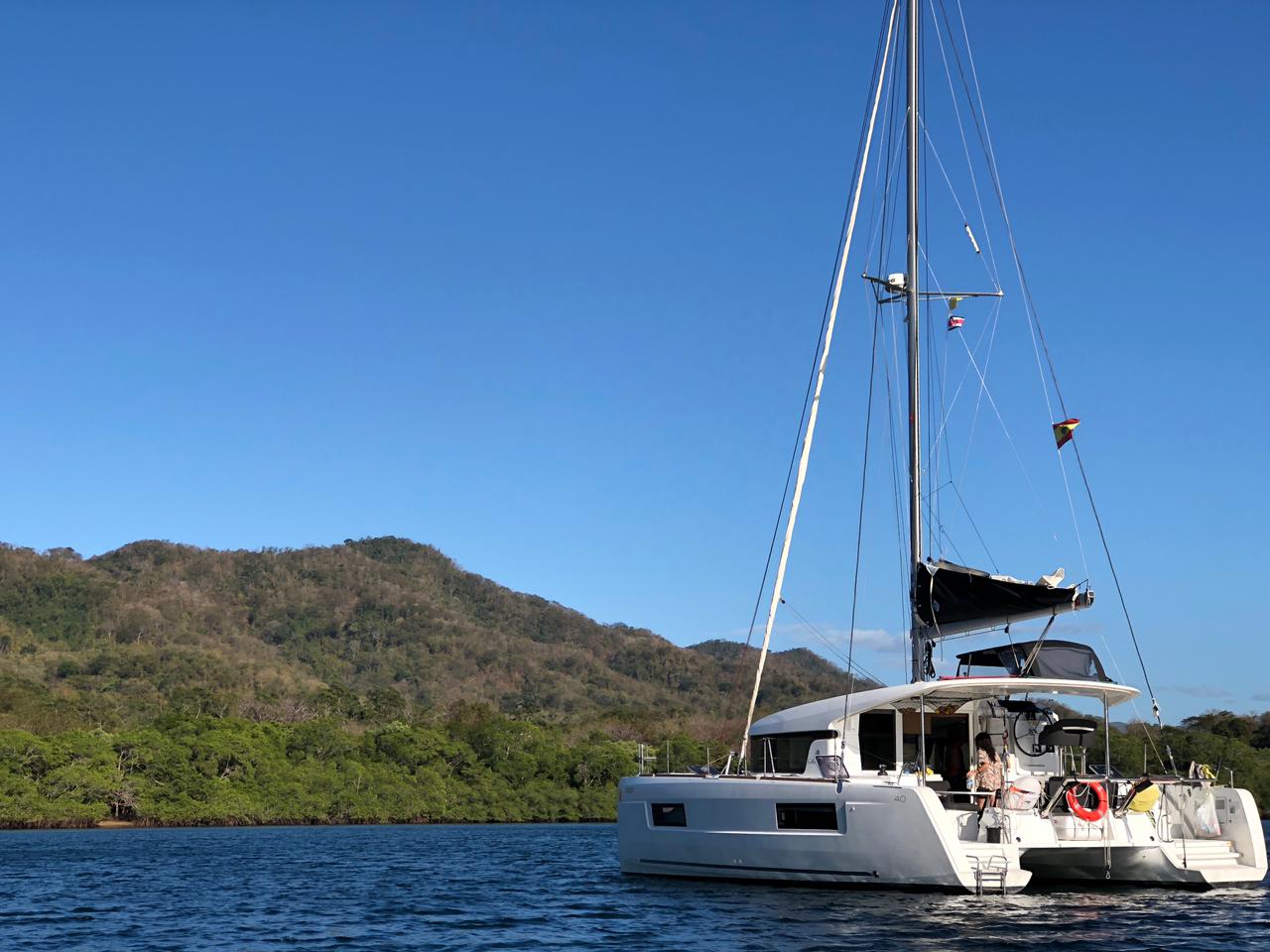Photo #4 - Lagoon 40 (Kat 40) in Puerto Vallarta - 18424